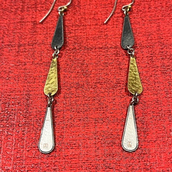 GURHAN PRE-LOVED AUTHENTIC RARE STATION HAND-HAMMERED LINEAR EARRINGS - Picture 13 of 15